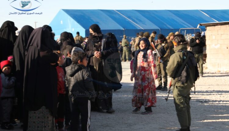 عدسة  المرصد السوري من “مخيم الهول” شرقي الحسكة ترصد استمرار الحملة الأمنية الكبيرة لليوم الثاني على التوالي