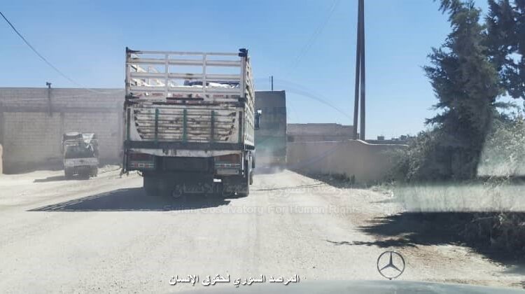 عدسة #المرصد_السوري ترصد شاحنات تجارية بين مناطق “درع الفرات” و “منبج” بريف حلب