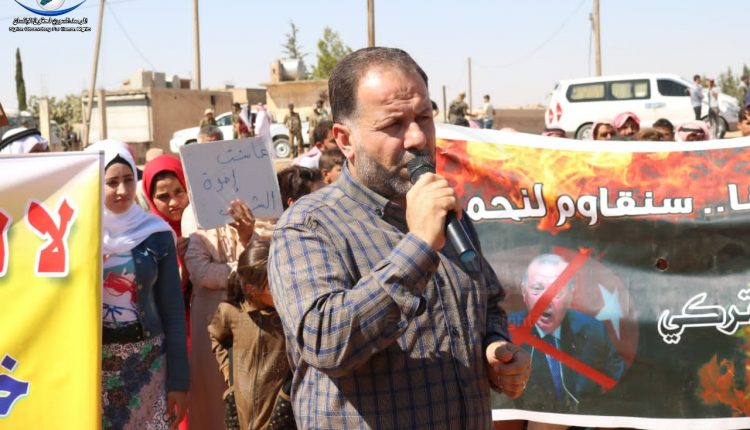عدسة المرصد السوري: مظاهرة في قرية العوسجلي بريف منبج تنديدًا بالانتهاكات التركية على منبج  ومناطق شمال شرق سوريا