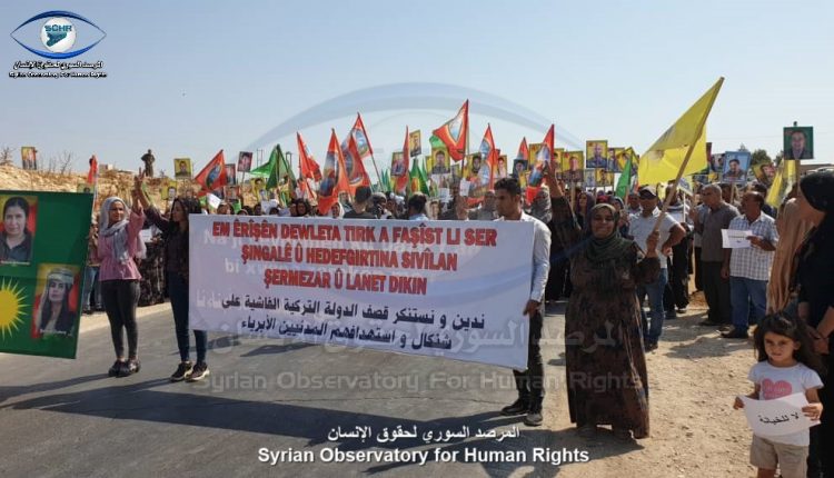 أهالي مدينة عين العرب (كوباني) يعتصمون أمام القاعدة الروسية يستنكرون الصمت الروسي تجاه هجمات القوات التركية (5)