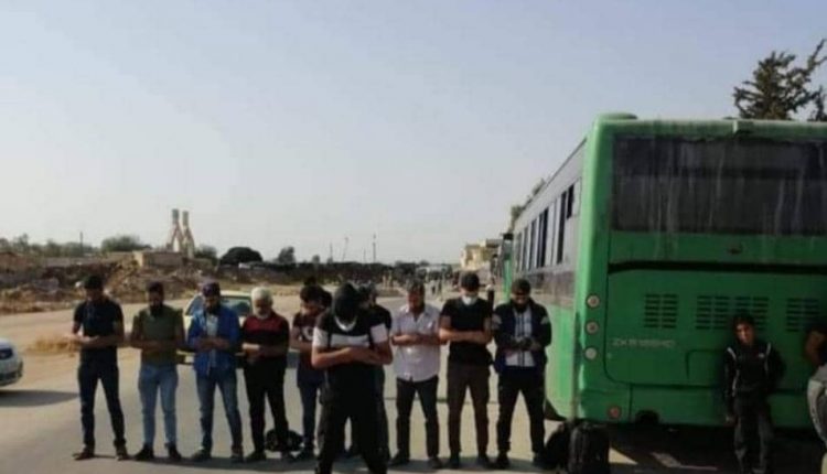 الدفعة الثانية من الرافضين للتسوية في درعا البلد تصعد الباصات – الحافلات الخضراء باتجاه الشمال السوري