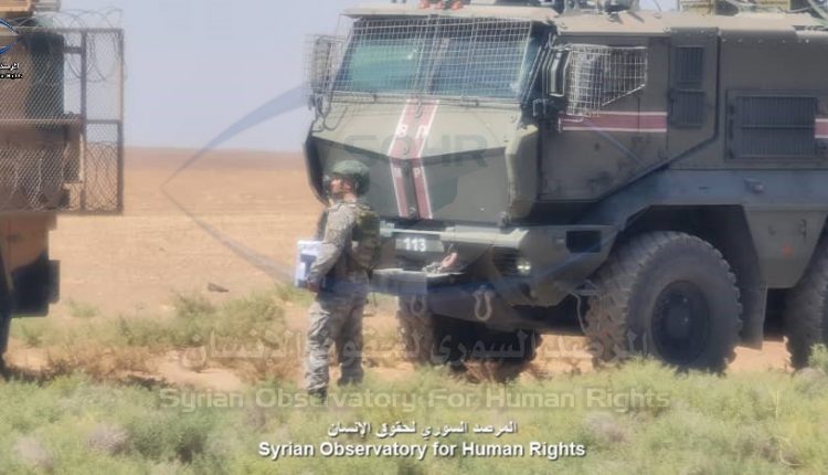 جنود روس يتفقدون الطرقات بحثًا عن الألغام أثناء التجهيز لدورية روسية تركية مشتركة في ريف الدرباسية (11)