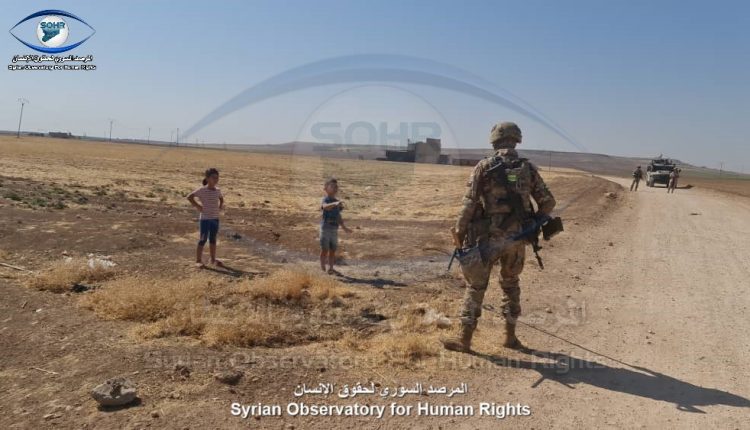 جنود روس يتفقدون الطرقات بحثًا عن الألغام أثناء التجهيز لدورية روسية تركية مشتركة في ريف الدرباسية (5)