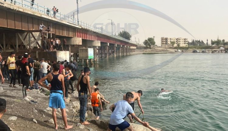 شبان وأطفال يسبحون في نهر الفرات بالرقة (4)