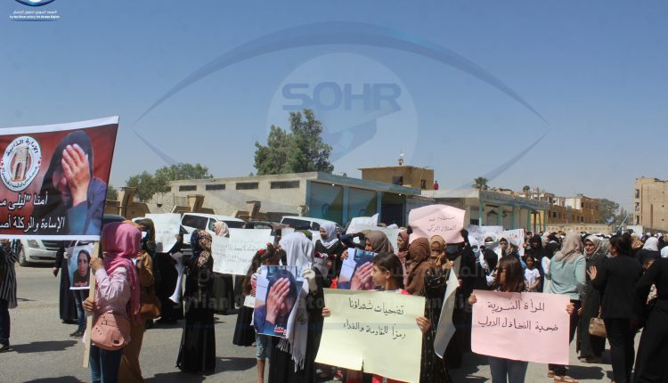 مظاهرة نسائية لمهجرات من محافظة إدلب في مدينة الرقة (1)