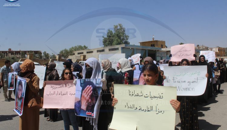 مظاهرة نسائية لمهجرات من محافظة إدلب في مدينة الرقة (8)