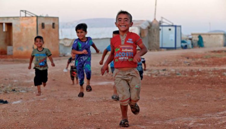 أطفال في مخيم للنازحين السوريين في معرة مصرين بمحافظة إدلب