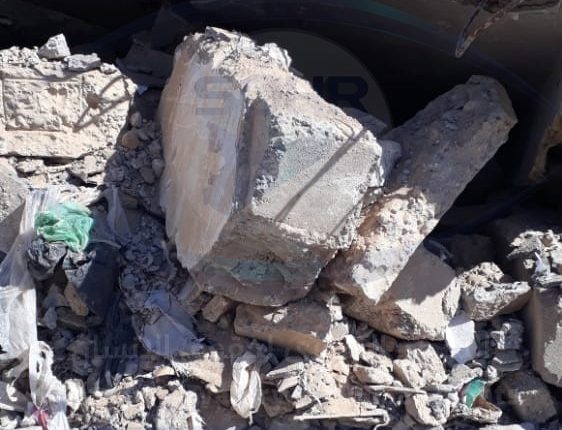 المنزل المدمر والذي عثرت فرق الطوارئ على رفات جثث لنساء وأطفال من عوائل تنظيم الدولة الإسلامية تحت أنقاضه في مدينة الطبقة1