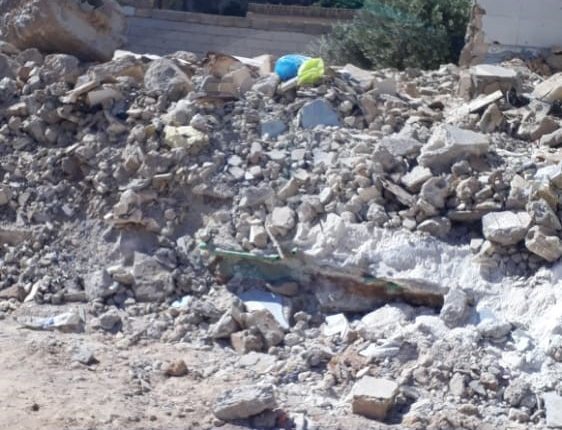 المنزل المدمر والذي عثرت فرق الطوارئ على رفات جثث لنساء وأطفال من عوائل تنظيم الدولة الإسلامية تحت أنقاضه في مدينة الطبقة4