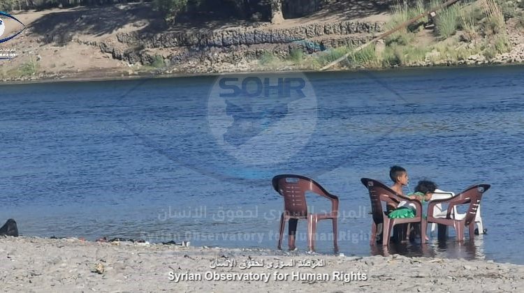 ممواطنون في الرقة يهربون نحو نهر الفرات بسبب ارتفاع درجات الحرارة (4)