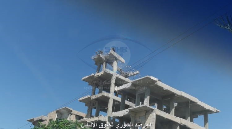 مواطنون يستخرجون حديد البناء من منازل مدمرة في الرقة