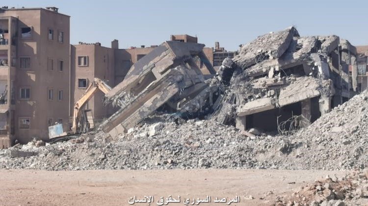 مواطنون يستخرجون حديد البناء من منازل مدمرة في الرقة3