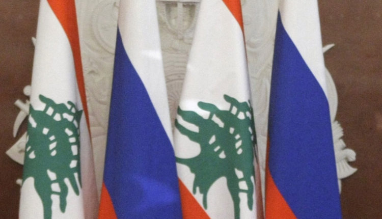 علم روسيا وعلم لبنان