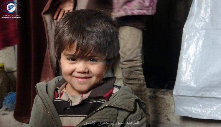 الأوضاع المعيشية القاسية التي تعاني منها عائلات نازحة من حلب وعفرين في خرائب منطقة شارع النور في الرقة (14)