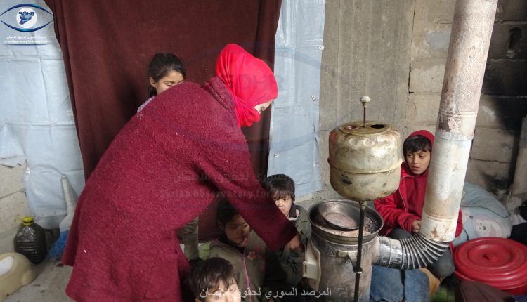 الأوضاع المعيشية القاسية التي تعاني منها عائلات نازحة من حلب وعفرين في خرائب منطقة شارع النور في الرقة (6)