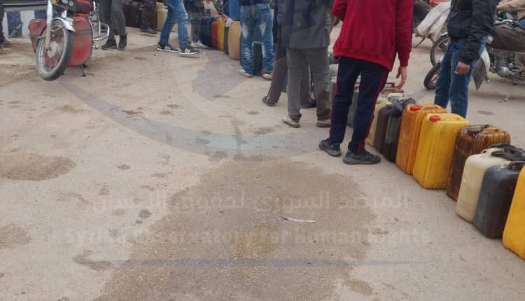 تجمع الأهالي من مدينة تلببسة وقرية الفرحانية بريف حمص الشمالي عند إحدى محطات الوقود للحصول مخصصاتهم من مازوت التدفئة (7)