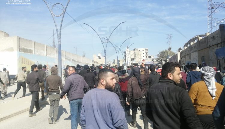 خروج مظاهرة شعبية في مدينة الرقة للمطالبة بتنفيذ حكم الإعدام بحق قتلة المعلمة نور الأحمد وطفلتها (13)