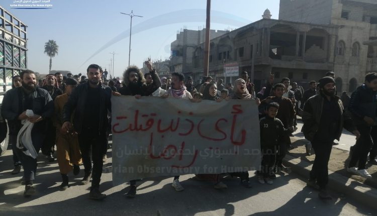 خروج مظاهرة شعبية في مدينة الرقة للمطالبة بتنفيذ حكم الإعدام بحق قتلة المعلمة نور الأحمد وطفلتها (16)