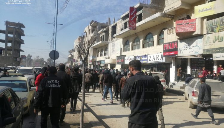 خروج مظاهرة شعبية في مدينة الرقة للمطالبة بتنفيذ حكم الإعدام بحق قتلة المعلمة نور الأحمد وطفلتها (18)