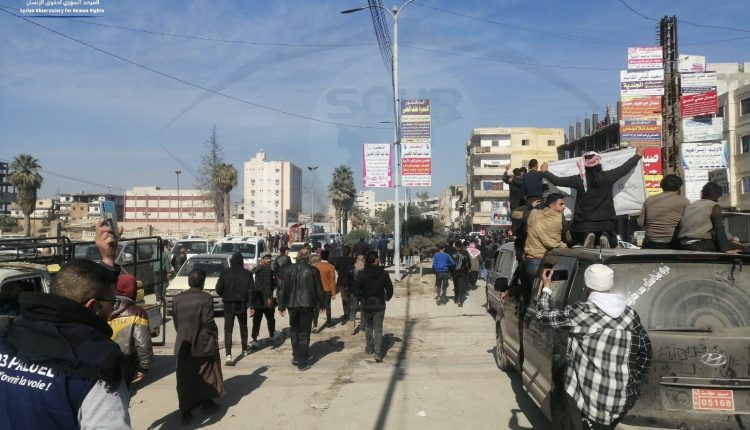 خروج مظاهرة شعبية في مدينة الرقة للمطالبة بتنفيذ حكم الإعدام بحق قتلة المعلمة نور الأحمد وطفلتها (4)