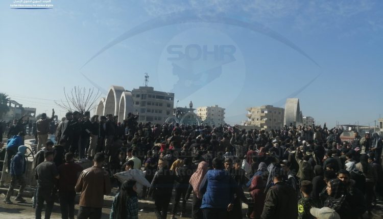 خروج مظاهرة شعبية في مدينة الرقة للمطالبة بتنفيذ حكم الإعدام بحق قتلة المعلمة نور الأحمد وطفلتها (7)