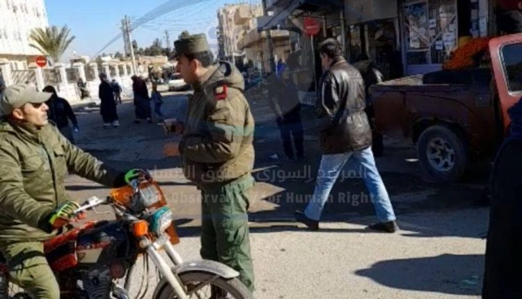 دوريات تابعة لـحفظ النظام تقوم بتفتيش البطاقات في حي الجورة بدير الزور (1)