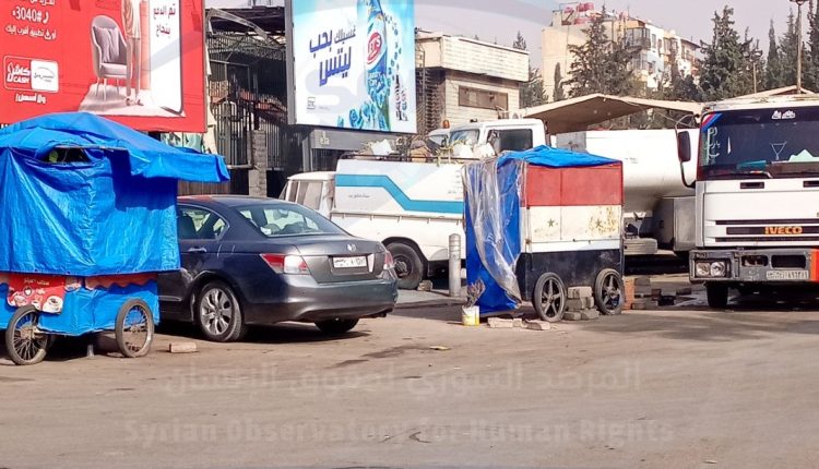 طوابير السيارات بانتظار الوقود أمام إحدى المحطات في العاصمة دمشق (1)