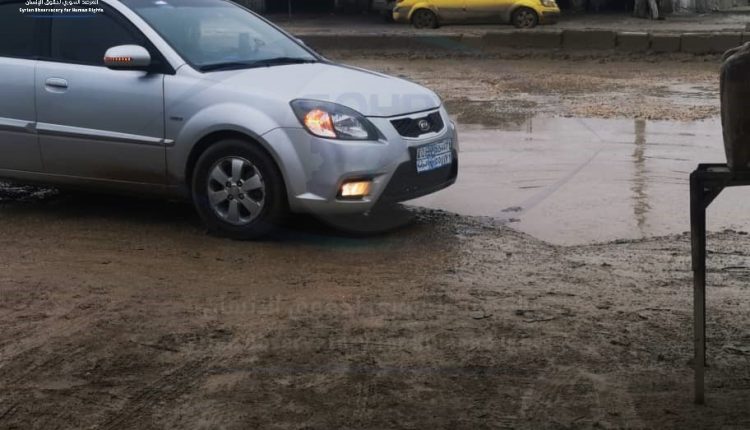 عدسة المرصد السوري لحقوق الإنسان ترصد سوء الطرقات في مدينة الرقة بعد هطول الأمطار (3)
