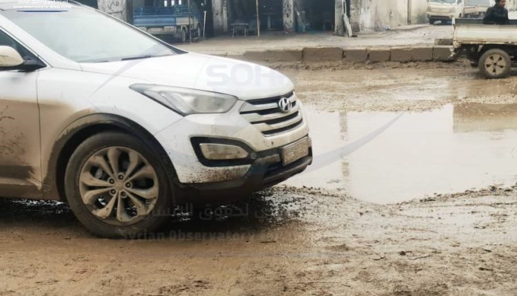 عدسة المرصد السوري لحقوق الإنسان ترصد سوء الطرقات في مدينة الرقة بعد هطول الأمطار (5)