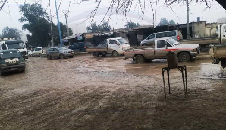 عدسة المرصد السوري لحقوق الإنسان ترصد سوء الطرقات في مدينة الرقة بعد هطول الأمطار (7)
