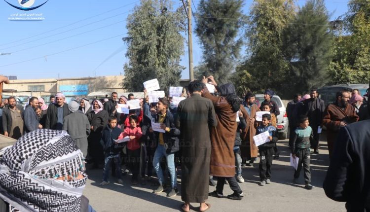 مشاركة الأهالي بوقفة احتجاجية في بلدة الحوائج غربي دير (13)