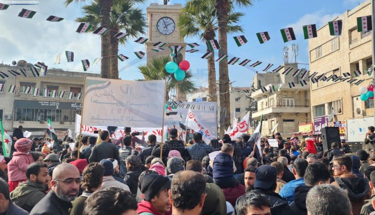 مظاهرة حاشدة في مدينة إدلب تحت شعار لن نصالح4