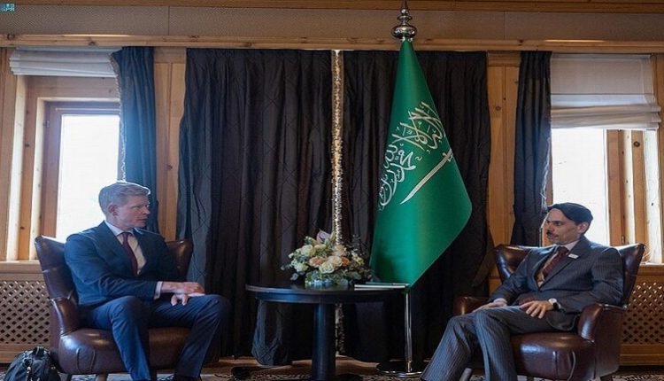 وزير الخارجية السعودي فيصل بن فرحان مع المبعوث الأممي إلى اليمن هانس غروندبرغ