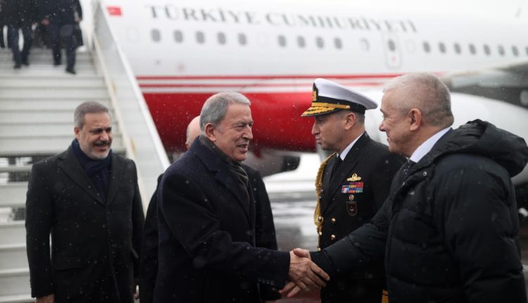 وزير الدفاع ورئيس الاستخبارات التركيين لدى وصولهما إلى موسكو