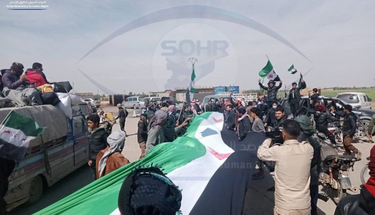 العشرات يشاركون بمظاهرة شعبية إحياءً لذكرى انطلاق الثورة السورية في منطقة دوار المعامل شمالي دير الزور (2)