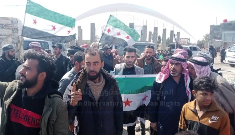 العشرات يشاركون بمظاهرة شعبية إحياءً لذكرى انطلاق الثورة السورية في منطقة دوار المعامل شمالي دير الزور (5)