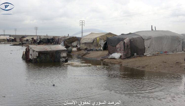 وصول مياه السيول الجارفة الناتجة عن الأمطار الغزيرة لداخل خيام النازحين في مخيم سهلة البنات في الرقة13