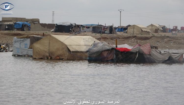 وصول مياه السيول الجارفة الناتجة عن الأمطار الغزيرة لداخل خيام النازحين في مخيم سهلة البنات في الرقة14