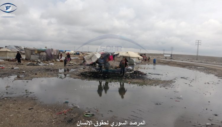 وصول مياه السيول الجارفة الناتجة عن الأمطار الغزيرة لداخل خيام النازحين في مخيم سهلة البنات في الرقة9